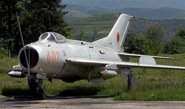 VELIKO INTERESOVANJE: Albanija odlaže prodaju starih aviona