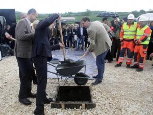 Vučić sa saradnicima - kamen temeljac za Ikeu