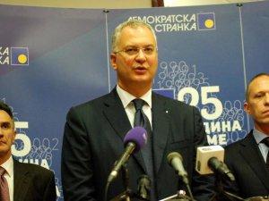 Beograd, 9.10.2015. - Ministar unutrasnjih poslova Vlade u senci Demokratske stranke (DS) Dragan Sutanovac govori na konferenciji za novinare o prisluskivanju predsednika DS-a, danas u sedistu DS-a u Beogradu. (BETAPHOTO/NENAD STOJANOVIC/DS)