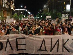Beograd, 17.10.2017. -*Arhivska fotografija snimljena 10. aprila 2017. godine* -Vise od 100 gradjana okupilo se danas ispred zgrade Prekrsajnog suda u Beogradu kako bi podrzalo studenate Fakulteta dramskih umetnosti Pavla Terzica i Gavrila Vucetica protiv kojih je Ministarstvo unutrasnjih poslova podnelo prekrsajnu prijavu jer su "organizovali" neprijavljeni skup 21. aprila. Medju okupljenim gradjanima su i predsednik Demokratske stranke Dragan Sutanovac i predsednik Nove stranke Zoran Zivkovic, lider Pokreta slobodnih gradjana Sasa Jankovic, Biljana Srbljanovic, Nikola Djuricko. Uz vest Bete. (BETAPHOTO/MILOS MISKOV/MO)