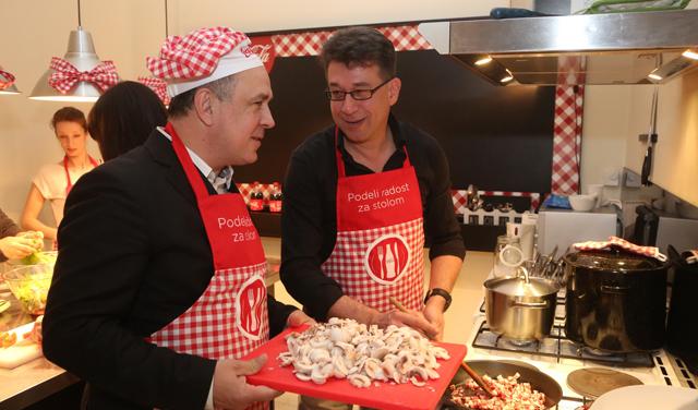 (FOTO) POznati kuvali sa novinarima