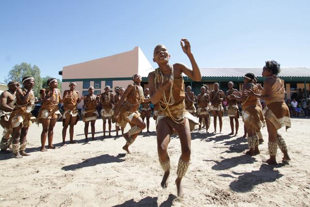 Bušmani, New Xade, Central Kalahari, 2012.