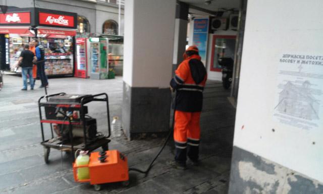Današnje teško vreme, iziskuje neophodnost mašinskog čišnjenja oko stubova