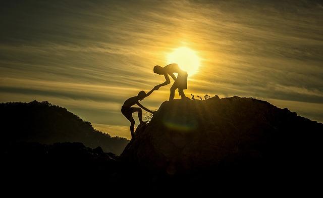 avantura, pomaganje, dečaci, penjanje, planina_pixabay
