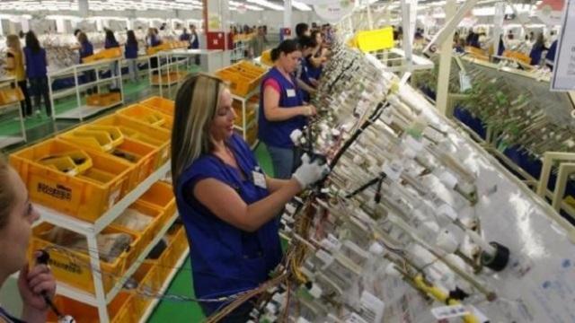 Radnici Leonija obustavili rad na sat: Smanjili im plate za pet do 10.000 rsd