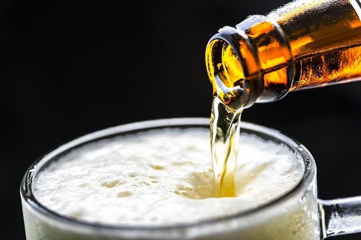 Iz kamiona ispalo 10.000 flaša piva