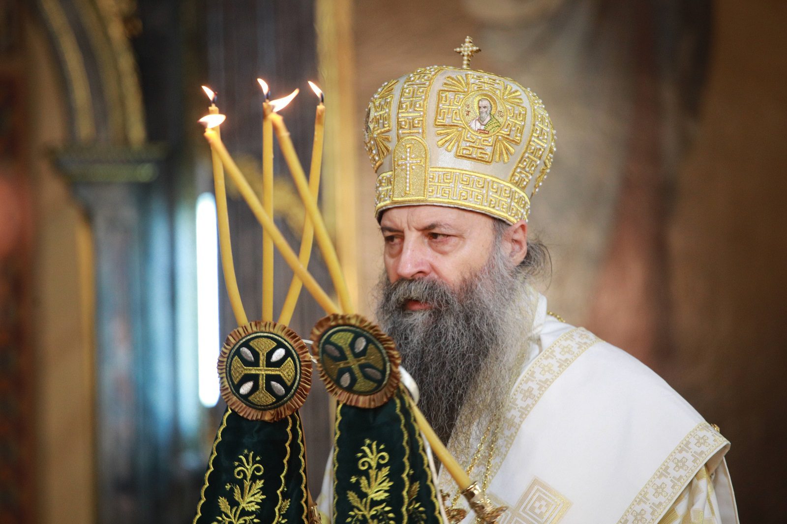 Ustoličen patrijarh SPC Porfirije, sveštenstvo i građani uglavnom bez maski